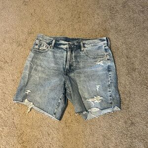Gap 8” loose Bermuda mid rise denim shorts. Size 32/14.